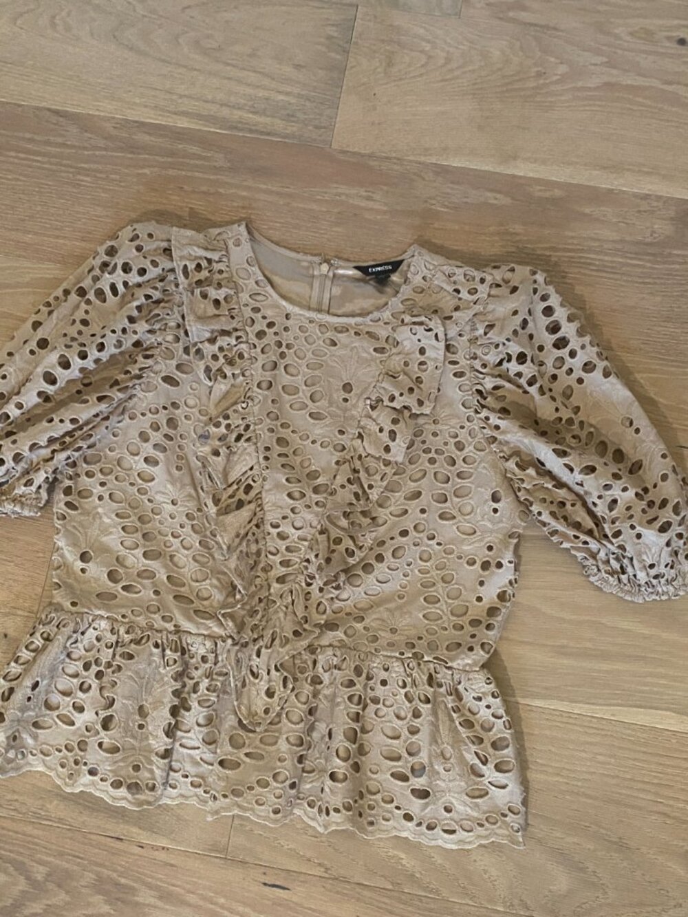 Express Tan Eyelet Puff Sleeve Top Size Large NWT - Picture 2 of 12